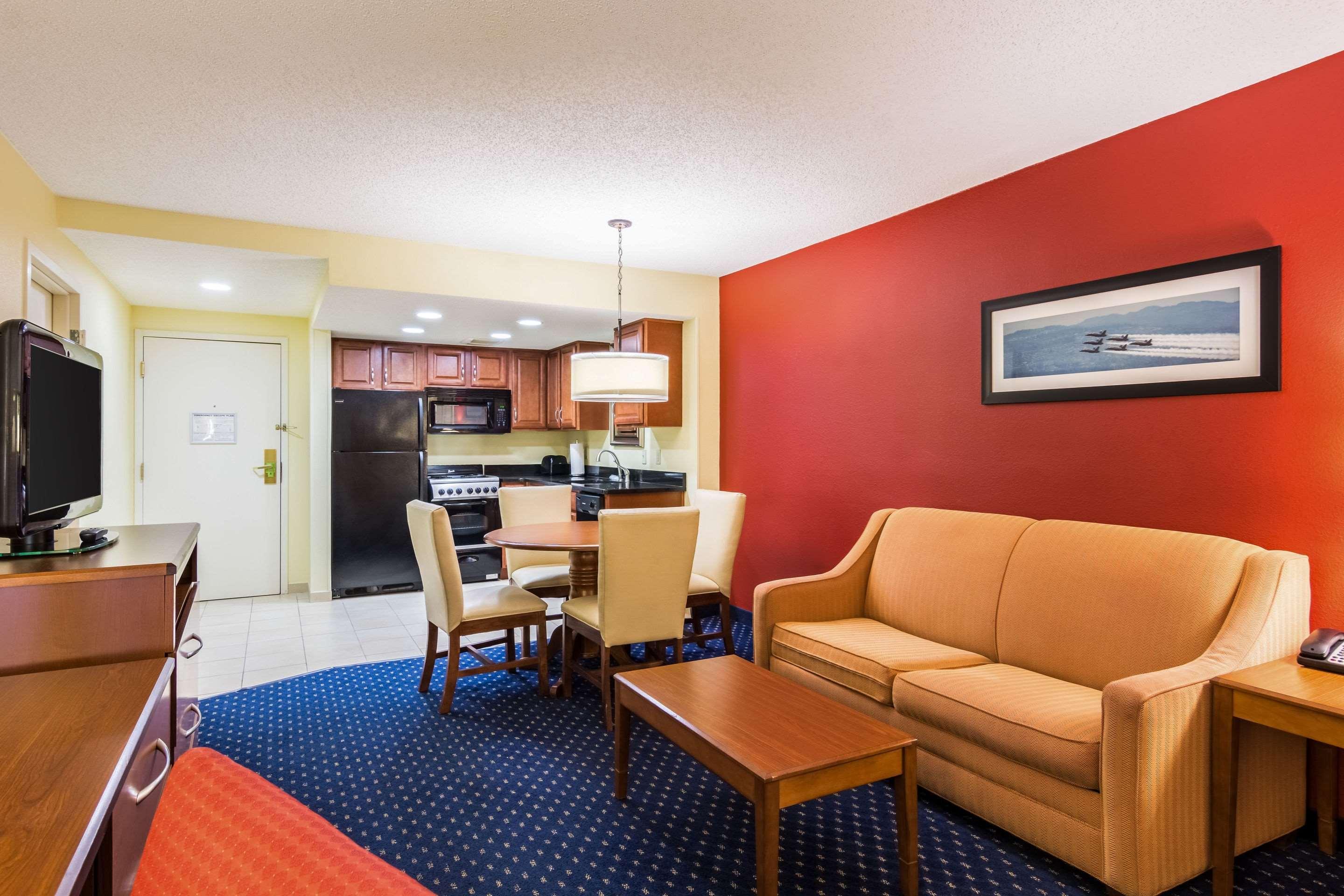 Comfort Inn At Joint Base Andrews Клинтън Екстериор снимка