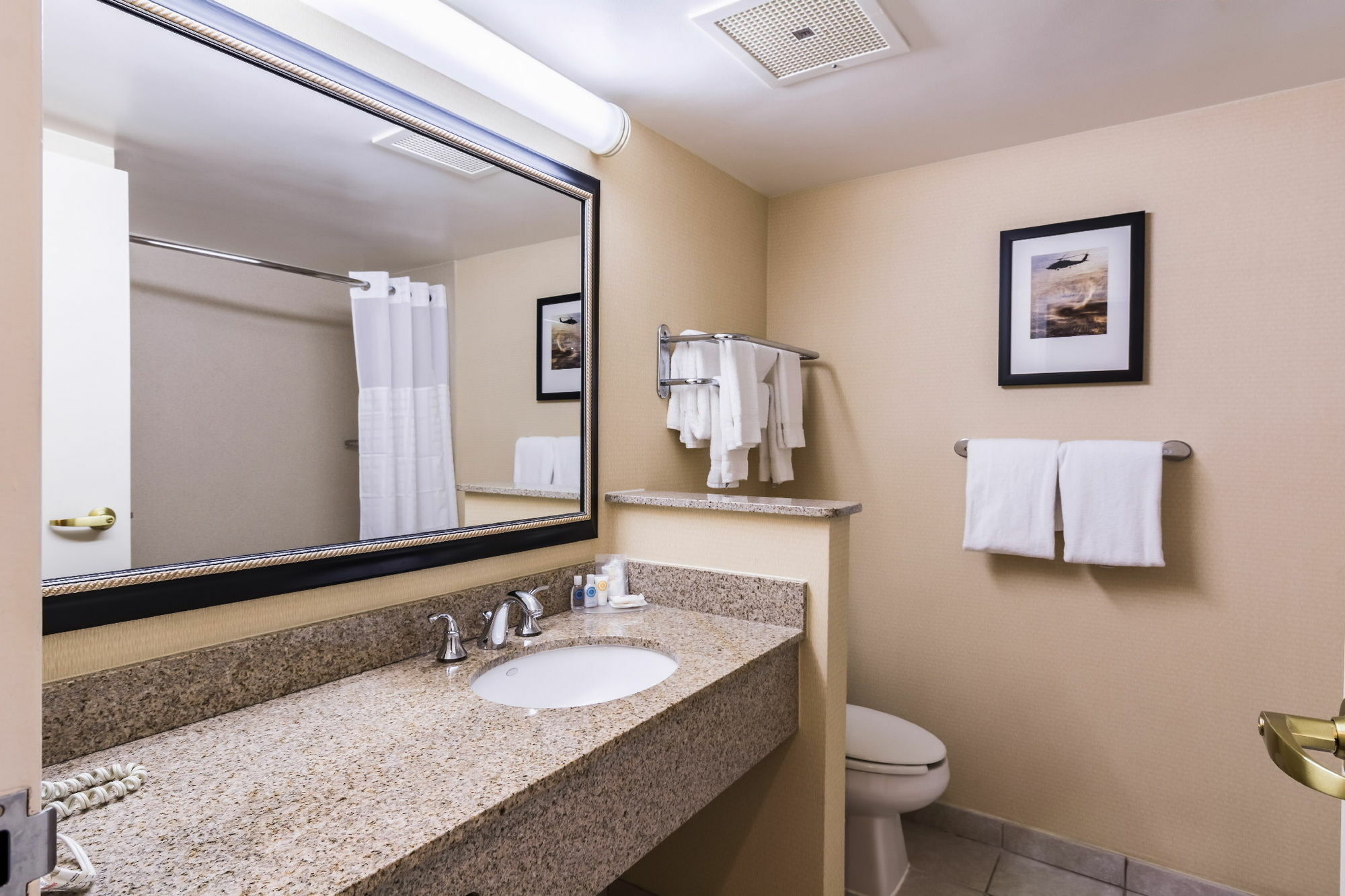 Comfort Inn At Joint Base Andrews Клинтън Екстериор снимка